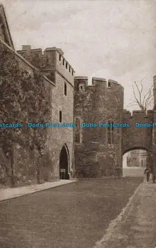 R624302 Tower of London. Blick entlang der Außenseite. Gale und Polden. 1849