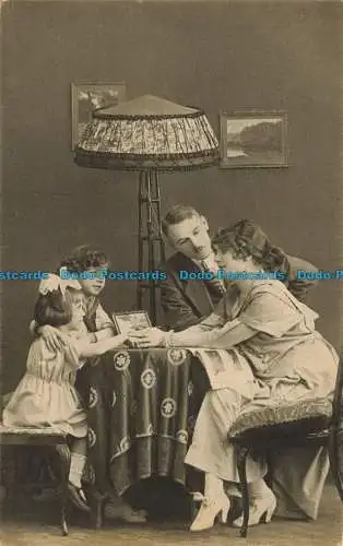 R624364 Frau. Mann und Kinder. Voro Gravure Serie 935. K.V. i. B. 12