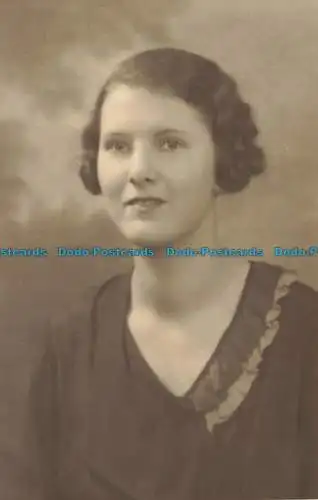 R626888 Frau mit kurzen und dunklen Haaren. 1930