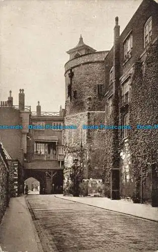 R626172 Tower of London. Blick entlang der Außenseite mit Blick nach vorne