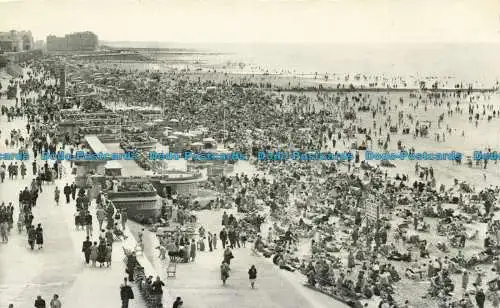 R629301 Ostende. Blick auf den Strand. Basar D Ostende