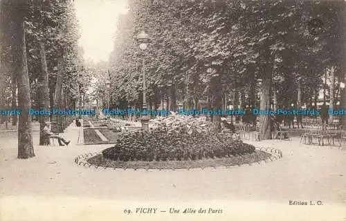 R630617 Vichy. Eine Allee des Parks. L.O