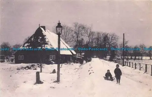 R631275 Kinder spielen im Schnee