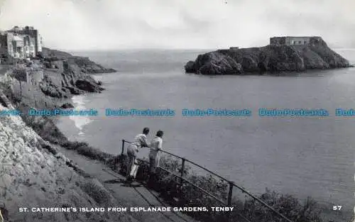 R633301 Tenby. St. Catherine Island aus Esplanade Gardens. 1962