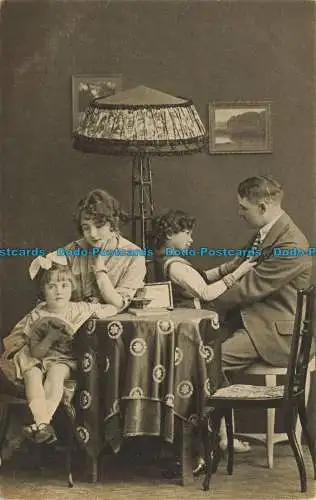 R634454 Familie. Voro Gravure Serie. 935