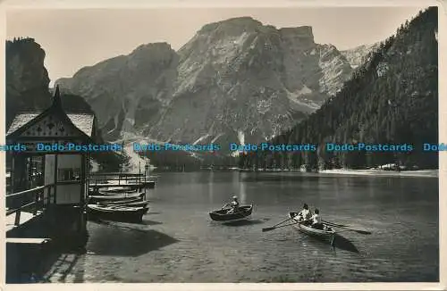 R132179 Pragsersee mit Stein das Dolomitentor Pragserwildsee mit Seekofel.