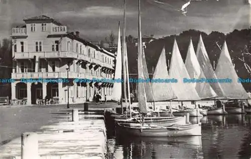 R132897 Hotel Istra. Segelboote. Mitte