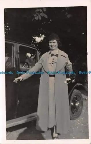 R135428 Frau. Car. Alte Fotografie. Postkarte