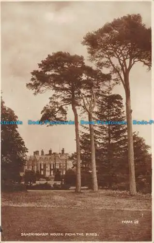 R135559 Sandringham House aus den Kiefern