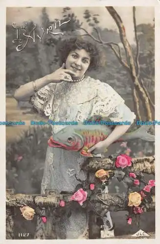 R135690 Frau. Fisch. Blumen. J.L.C. Alte Fotografie. Postkarte