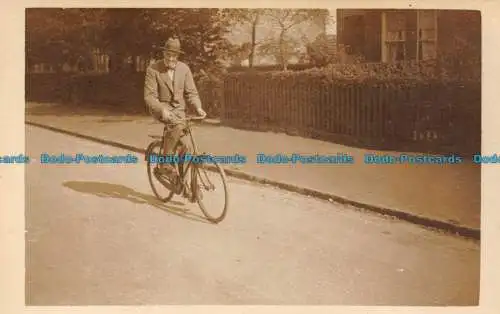 R136409 Mann. Fahrrad. Alte Fotografie. Postkarte