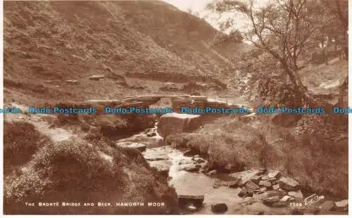 R136431 Die Bronte-Brücke und Beck. Haworth Moor. Walter Scott. RP