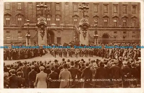 R137513 Wachwechsel im Buckingham Palace. London. RP