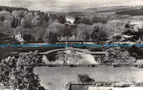 R139348 Bodnant Gardens. Nordwales. Die Aussicht vom Haus. Der nationale Trus