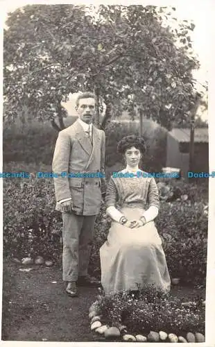 R140173 Frau und Mann. Alte Fotografie. Postkarte