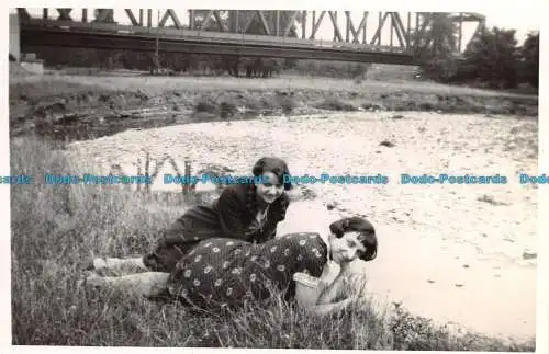 R141085 Damen. Brücke. Alte Fotografie. Postkarte