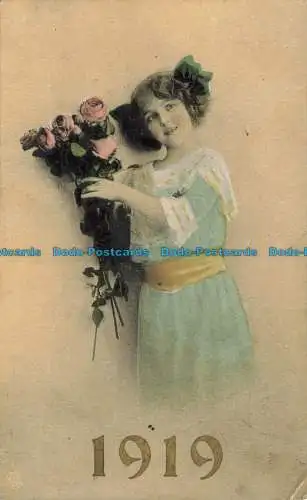 R642671 Ein junges Mädchen mit Blumen in der Hand. Nr. G 1919