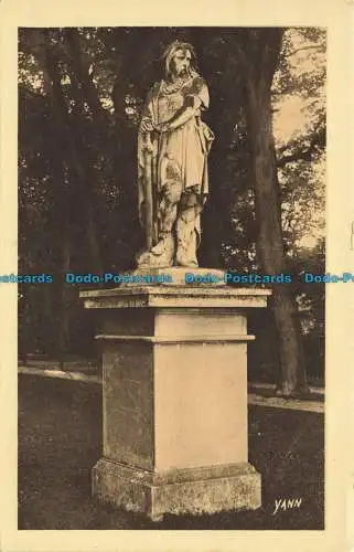 R642794 St. Germain en Laye. Statue von Vercingetorix. Fototypie. Yann. 1948