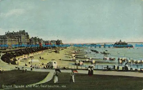 R645202 Eastbourne. Große Parade und Pier. Postkarte