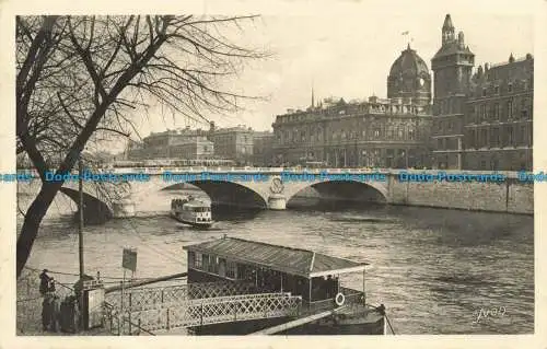 R644961 Paris am Flanant. Der Kai der Uhr und die Brücke des Austausches. Yvon