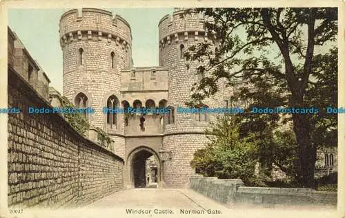 R645843 Windsor Castle. Norman Gate. Postkarte