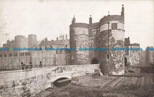 R647152 Tower of London. Byward Tower und Outer Ward. Gale und Polden