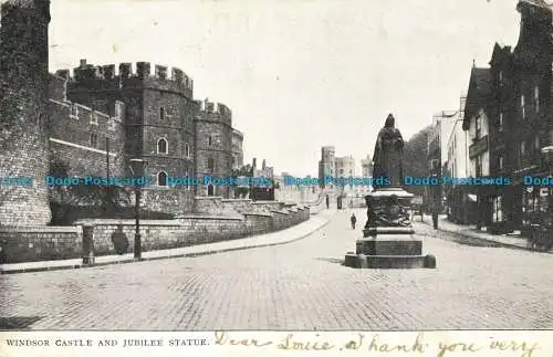 R647564 Windsor Castle und Jubiläumsstatue