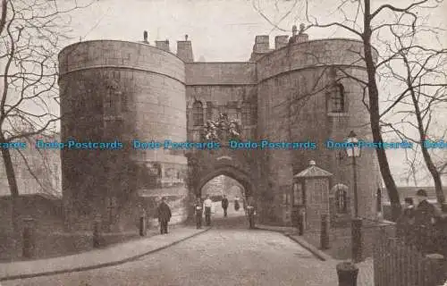 R647679 Tower of London. Der mittlere Turm. Gale und Polden