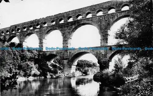 R144130 Le Pont du Gard. Römisches Aquädukt. Meer