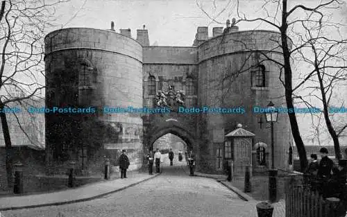 R144258 Tower of London. Der mittlere Turm. Gale und Polden