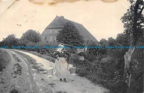 R144896 Alte Postkarte. Frau mit Wasserschalen unterwegs. 1904