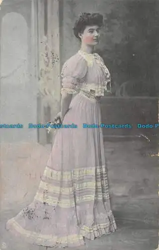 R145035 alte Postkarte. Frau im langen Kleid. 1907