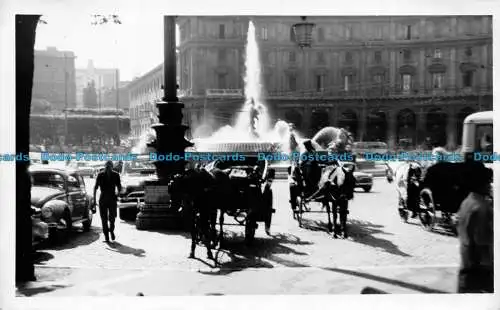 R146050 alte Postkarte. Street View. Brunnenhäuser Autos und Pferde auf der Straße