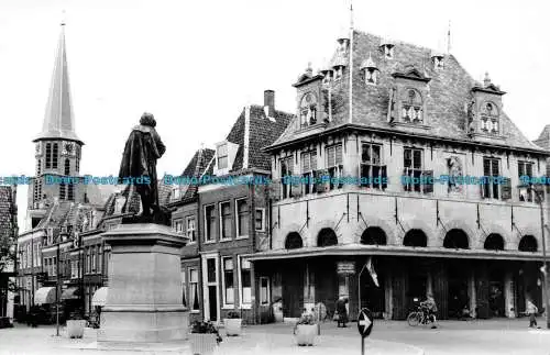 R147427 Hoorn. Rodesteen traf Waaggebouw en Standbeeld van J.Pz. Coen Hoorn. Wei