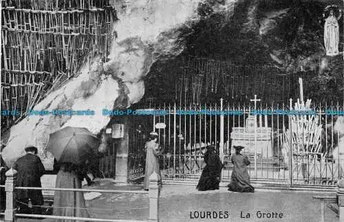 R146830 Lourdes. Die Höhle. 1914