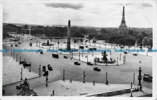 R148261 Paris. Flaniert. Place de la Concorde. Yvon. 1938