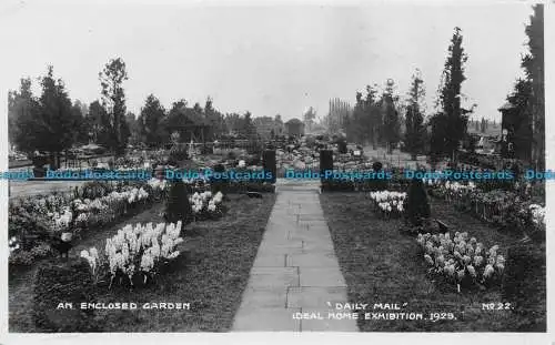 R148940 Ein geschlossener Garten. Daily Mail Ideal Home Ausstellung 1925. RP. 1925