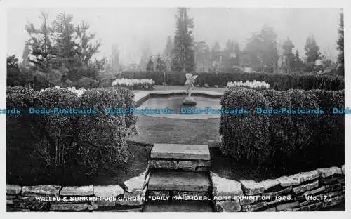 R148943 ummauerter und versunkener Poolgarten. Daily Mail Ideal Home Ausstellung 1926. E.