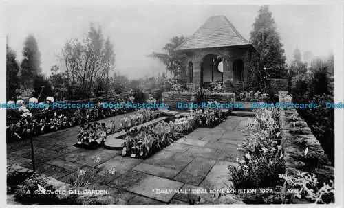 R148947 Ein Cotswold Dill Garden. Daily Mail Ideal Home Ausstellung 1927. E.W.J.