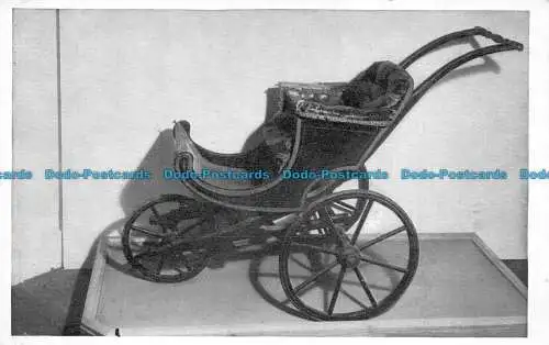 R148958 Carisbrooke Castle Museum. Kinderwagen C 1850. Aus Newport. Isle of Wight