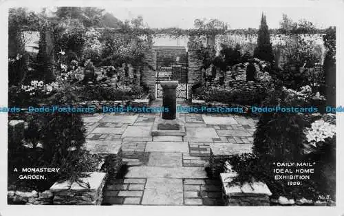 R149039 Ein Klostergarten. Daily Mail Ideal Home Ausstellung 1929. W.J. Payne.