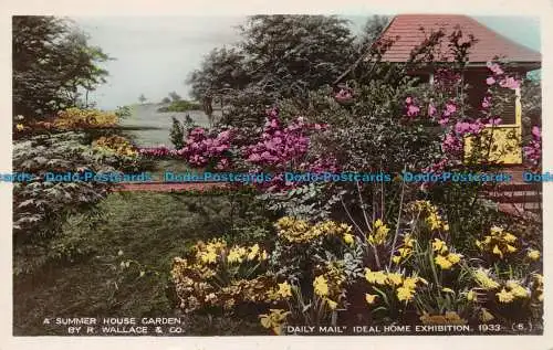 R149327 Ein Sommerhausgarten. Von R. Wallace und Co. Daily Mail Ideal Home Exhibition