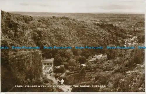 R149768 Dorf und Tal von der Spitze der Schlucht. Cheddar. Sweetman. Nr. 9845. RP