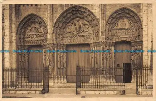 R149904 Chartres. Das Große Tor der Kathedrale. Yvon. Nr. 4