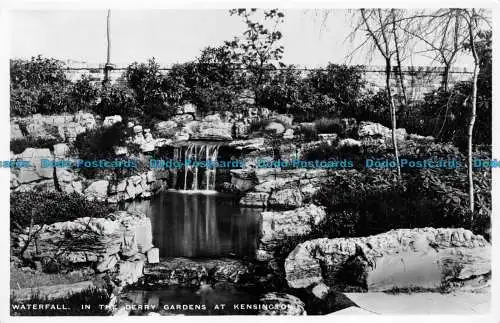 R150809 Wasserfall. In den Derry Gardens in Kensington