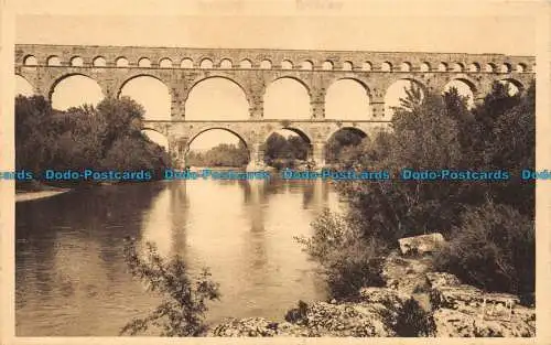 R150840 Nimes. Die Pont du Gard. Yvon