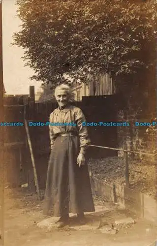 R152345 Alte Postkarte. Frau