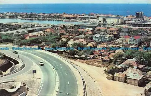 R153196 Autobahn führt zu neuer Brücke mit dem neuen modernen Marktgebäude. 1976