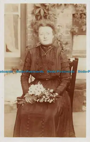 R152620 Alte Postkarte. Frau sitzt auf dem Stuhl und mit Blumen