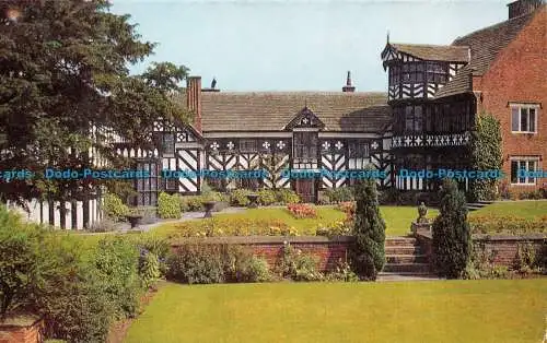 R153395 Der Innenhof. Gawsworth Hall. Lachs